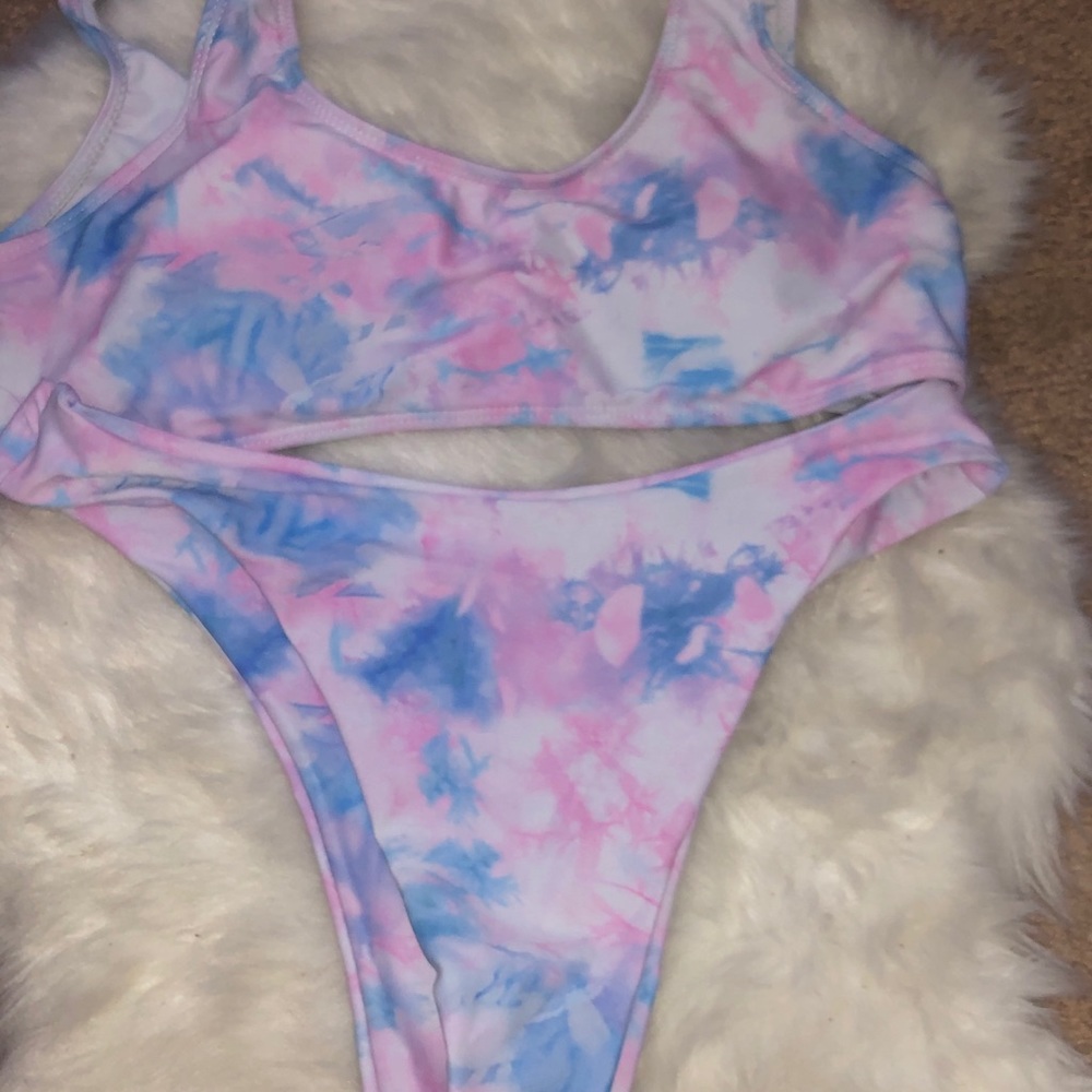 Bathing suits - Picture 8 of 9